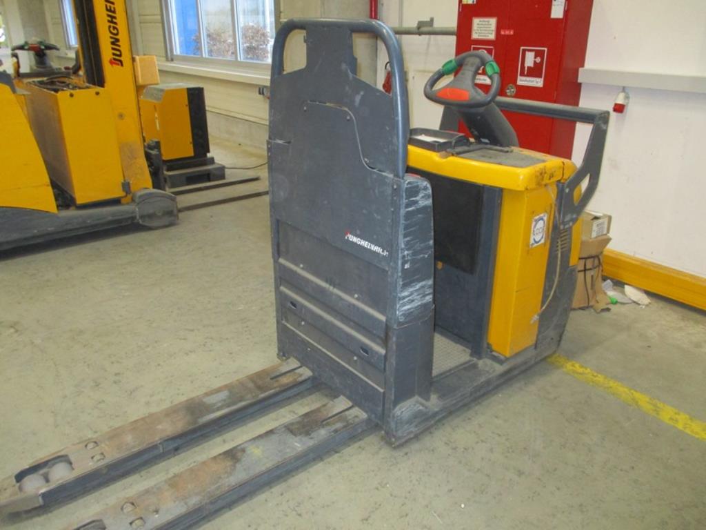 1 lot of industrial trucks-34