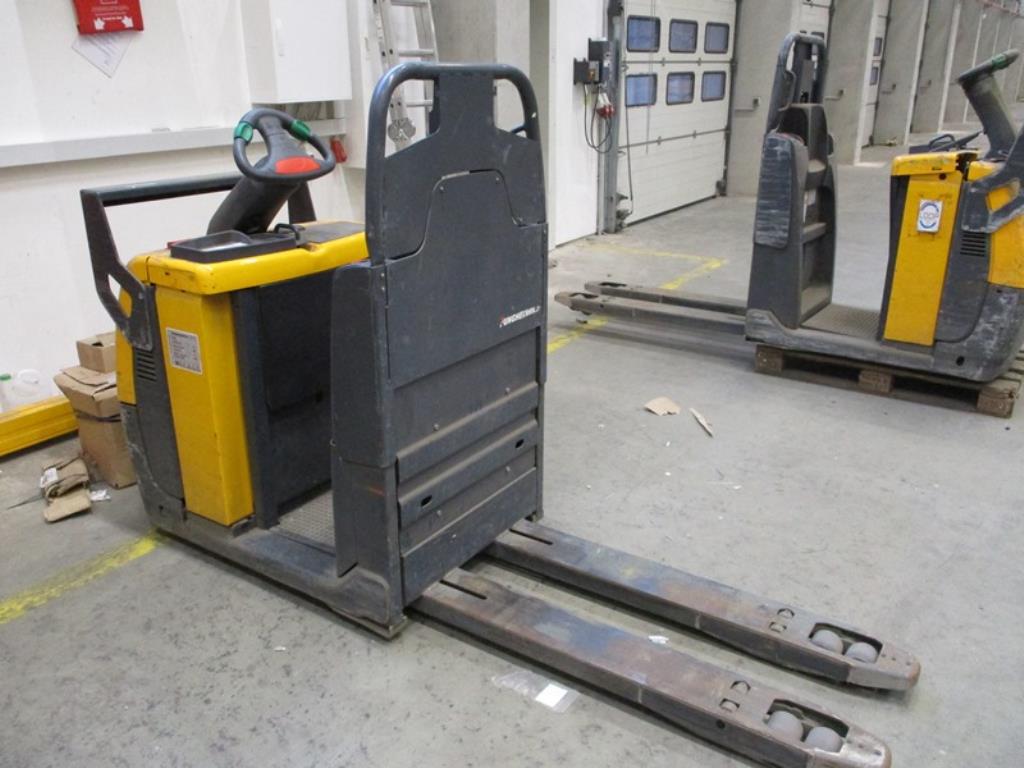 1 lot of industrial trucks-35