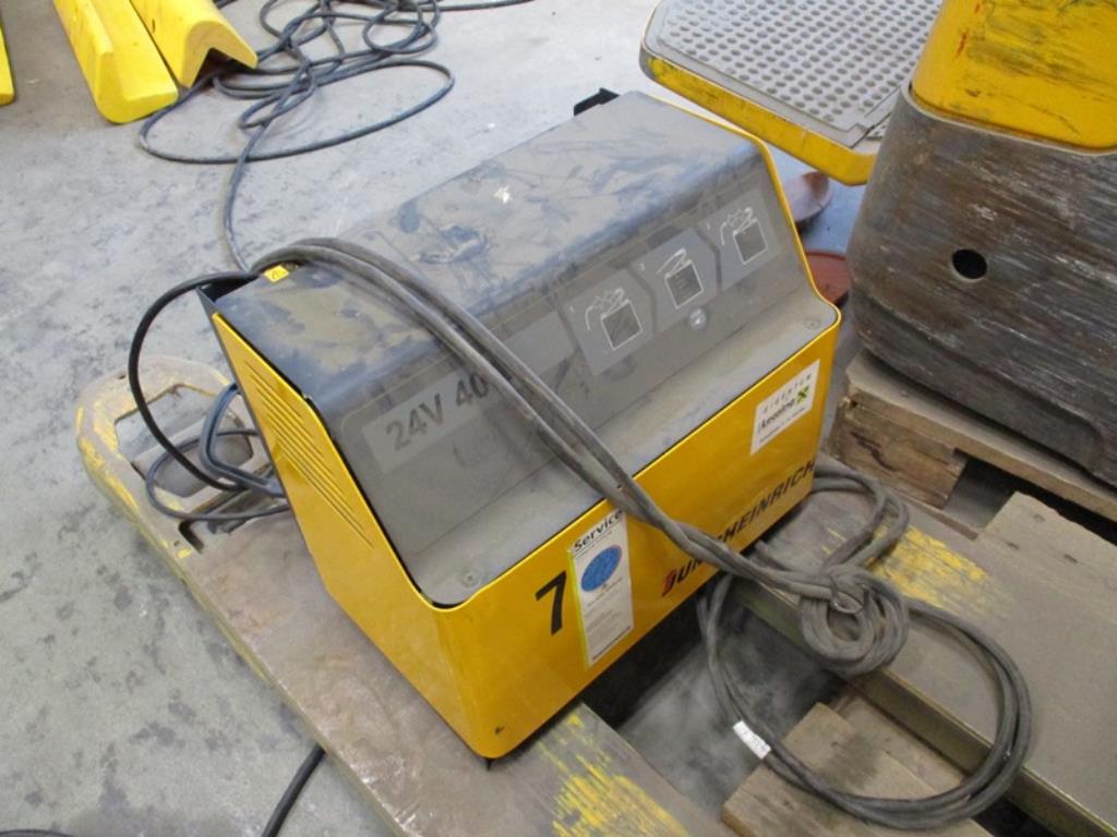 1 lot of industrial trucks-38