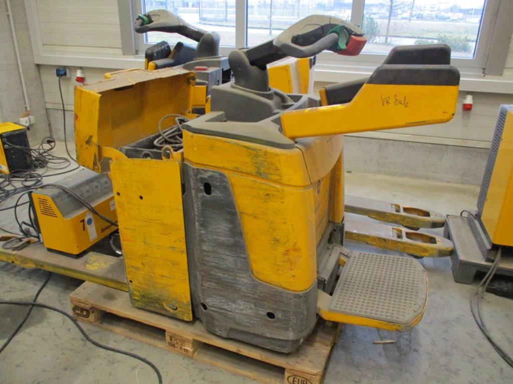 1 lot of industrial trucks-6