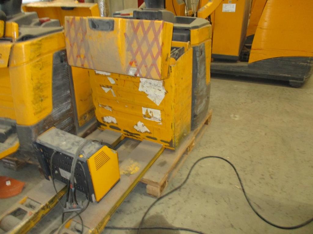 1 lot of industrial trucks-7