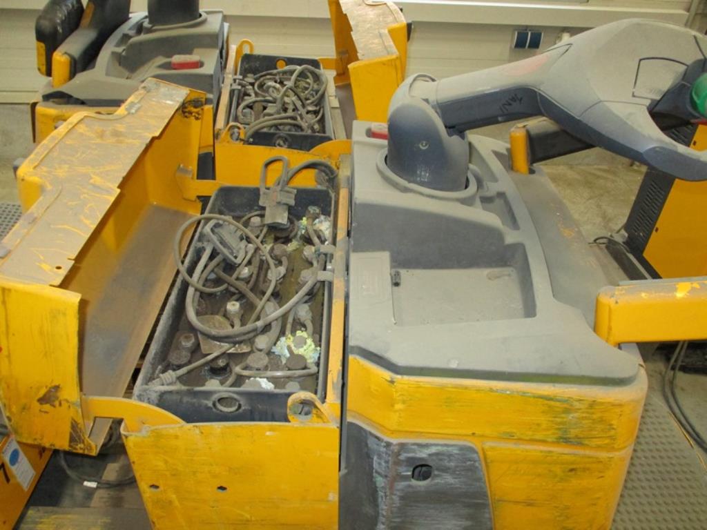 1 lot of industrial trucks-8