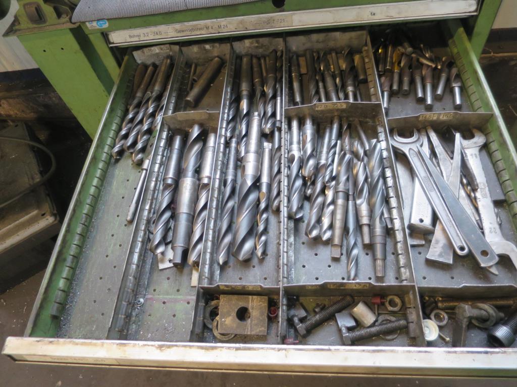 des machines à travailler le métal bien entretenues
-3