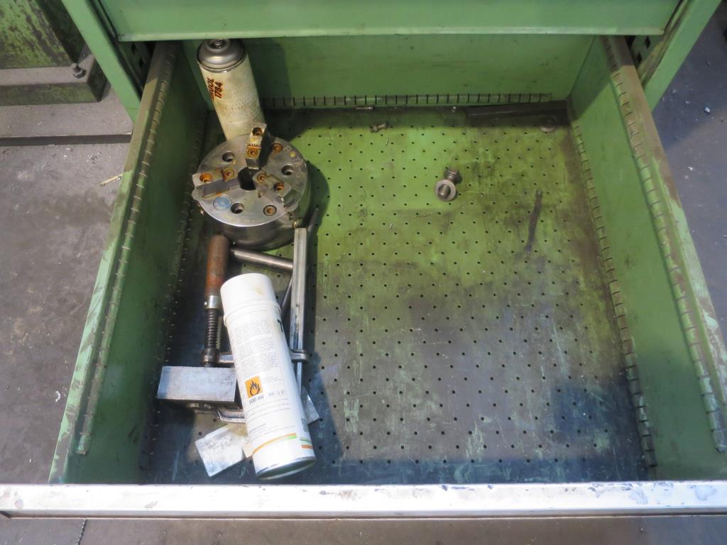 des machines à travailler le métal bien entretenues
-8