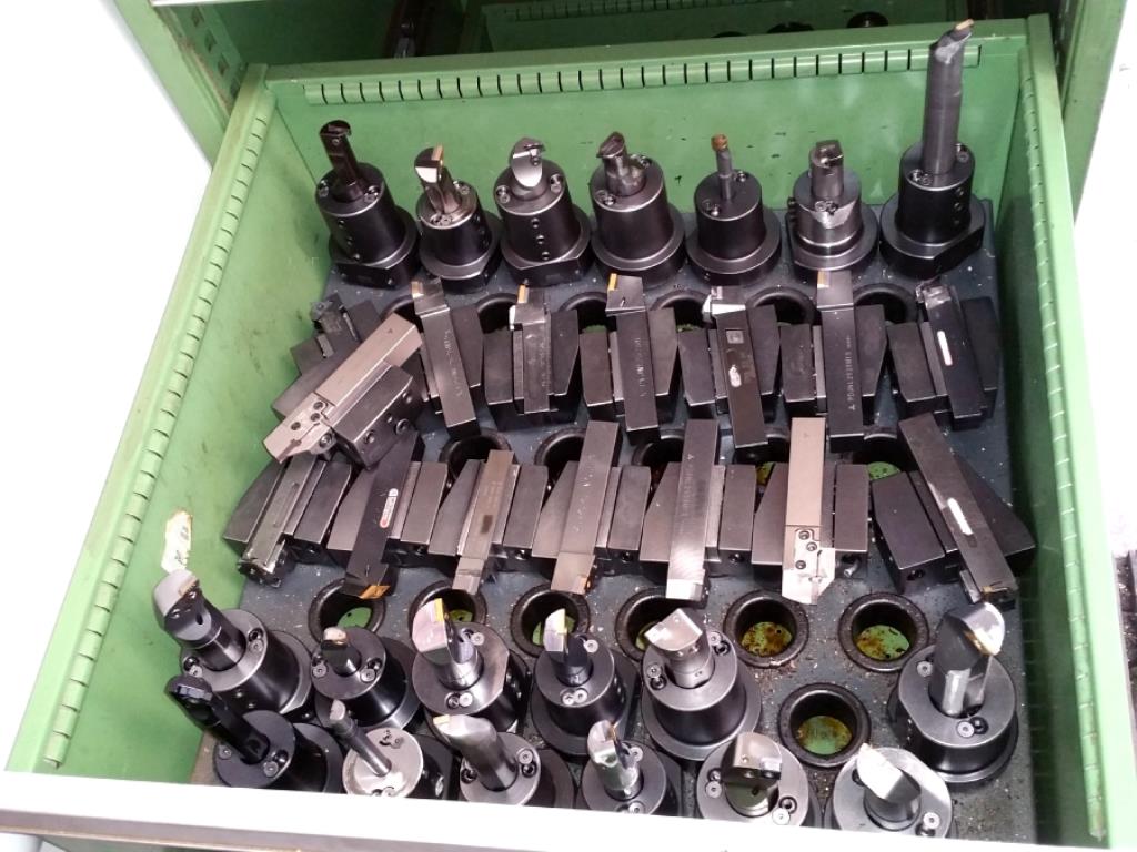 des machines à travailler le métal bien entretenues
-4