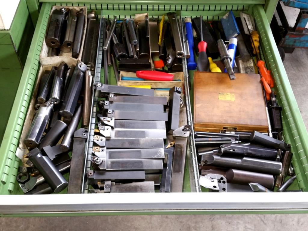 des machines à travailler le métal bien entretenues
-4