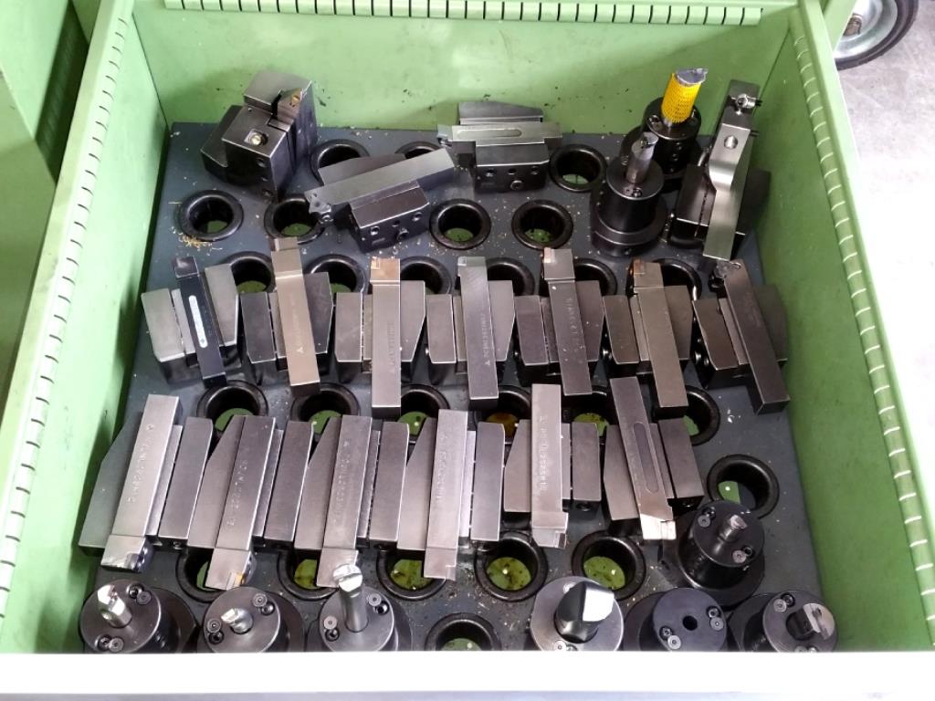 des machines à travailler le métal bien entretenues
-5