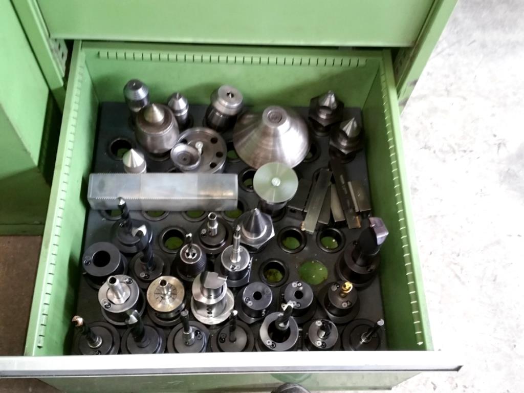 des machines à travailler le métal bien entretenues
-6