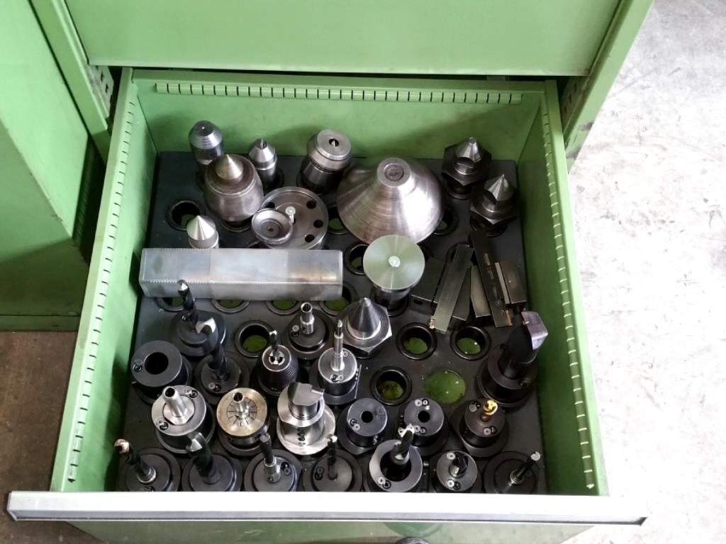 des machines à travailler le métal bien entretenues
-7