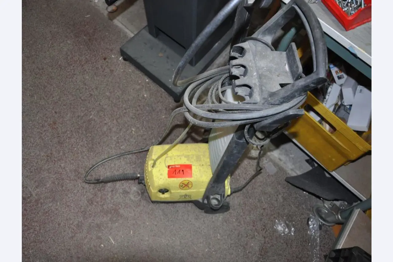 équipement de bureau/commercial et<br>d'atelier bien entretenu-1