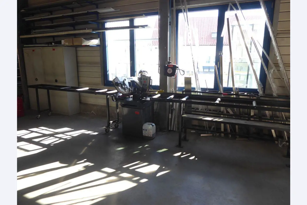 Equipement d'entreprise et de commerce dans le domaine de la construction métallique et de la soudure<br>.-1