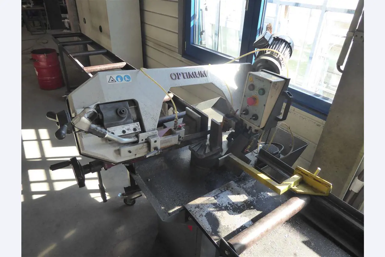 Equipement d'entreprise et de commerce dans le domaine de la construction métallique et de la soudure<br>.-3