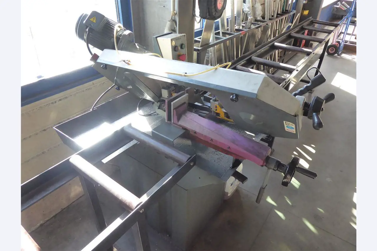 Equipement d'entreprise et de commerce dans le domaine de la construction métallique et de la soudure<br>.-4