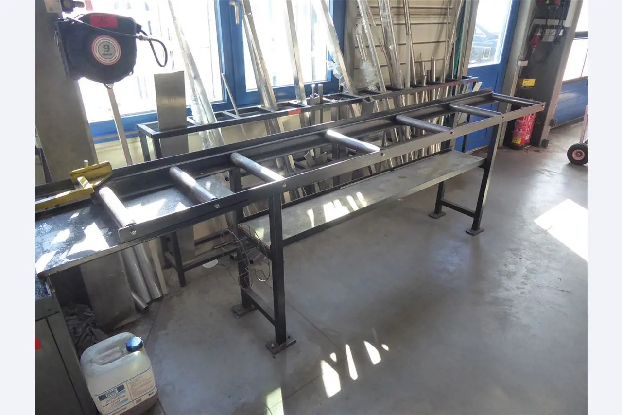 Equipement d'entreprise et de commerce dans le domaine de la construction métallique et de la soudure<br>.-6