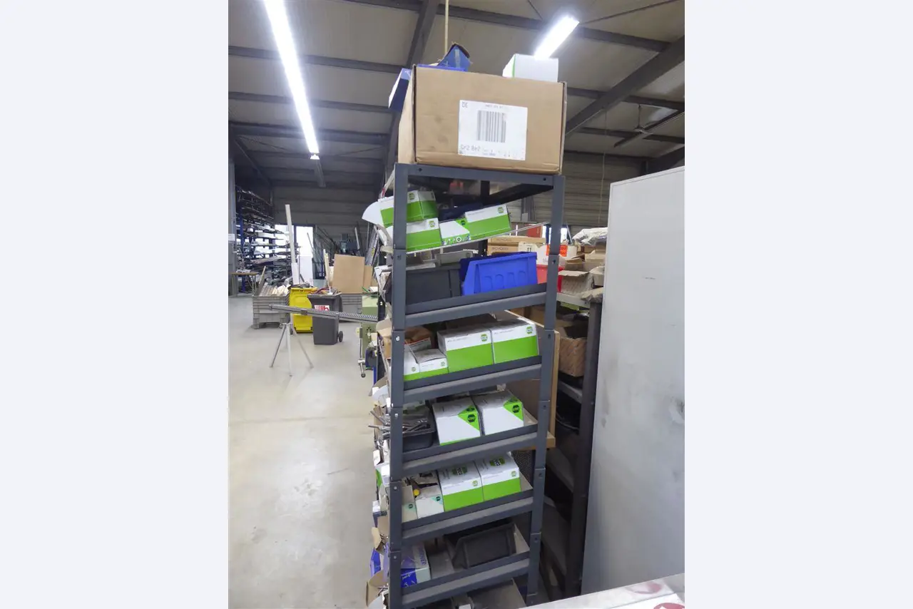 Equipement d'entreprise et de commerce dans le domaine de la construction métallique et de la soudure<br>.-3