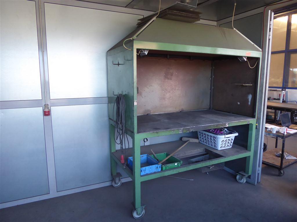 Equipement d'entreprise et de commerce dans le domaine de la construction métallique et de la soudure<br>.-1