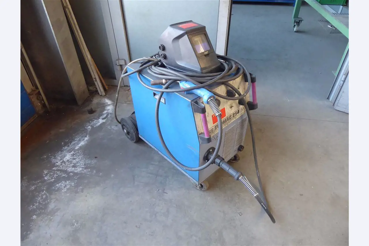 Equipement d'entreprise et de commerce dans le domaine de la construction métallique et de la soudure<br>.-2