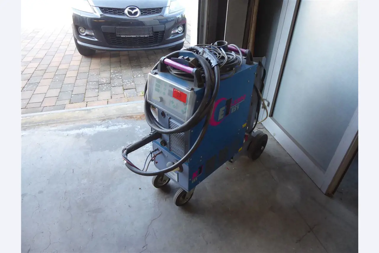 Equipement d'entreprise et de commerce dans le domaine de la construction métallique et de la soudure<br>.-1