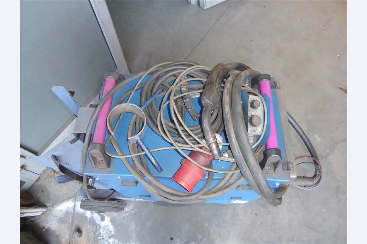 Equipement d'entreprise et de commerce dans le domaine de la construction métallique et de la soudure<br>.-3