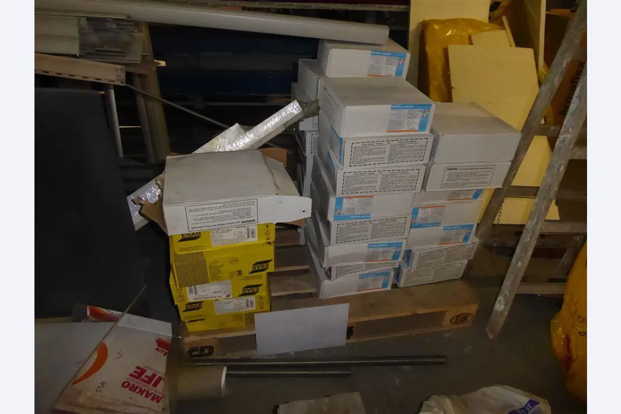 Equipement d'entreprise et de commerce dans le domaine de la construction métallique et de la soudure<br>.-10