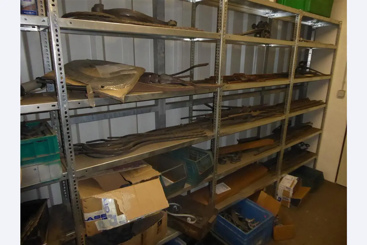 Equipement d'entreprise et de commerce dans le domaine de la construction métallique et de la soudure<br>.-4