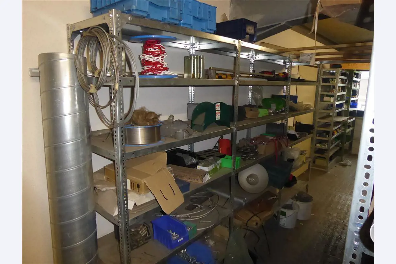 Equipement d'entreprise et de commerce dans le domaine de la construction métallique et de la soudure<br>.-6