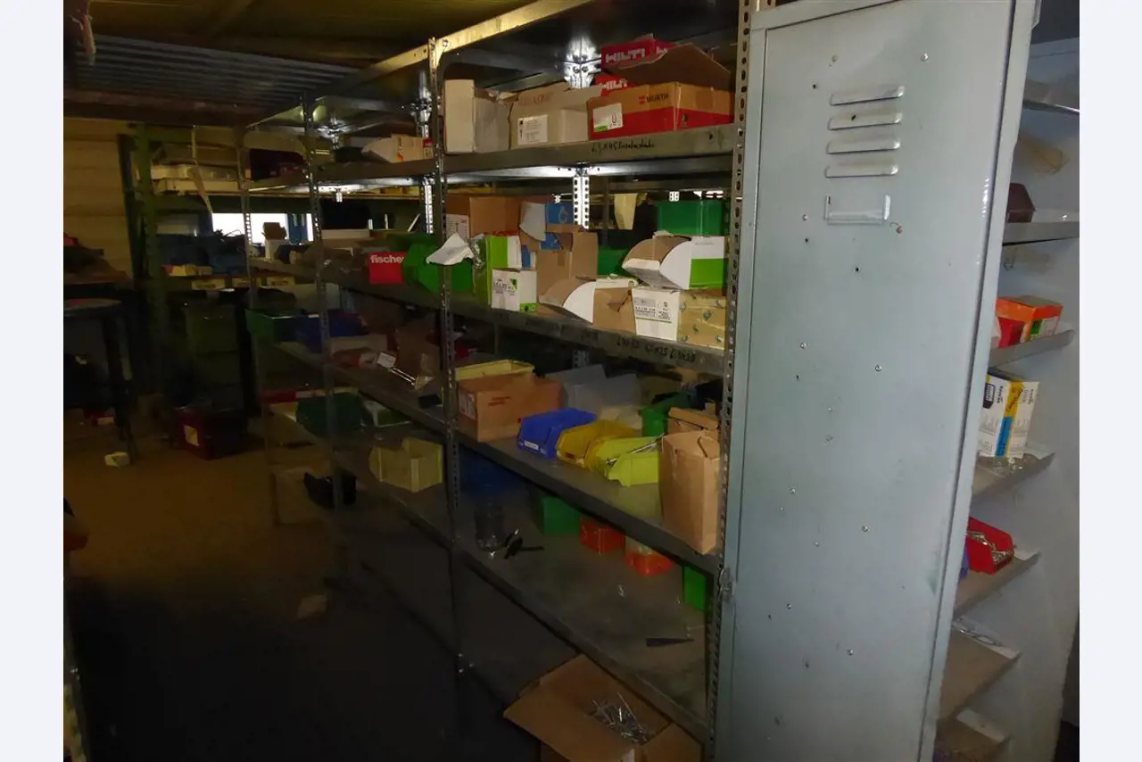 Equipement d'entreprise et de commerce dans le domaine de la construction métallique et de la soudure<br>.-7