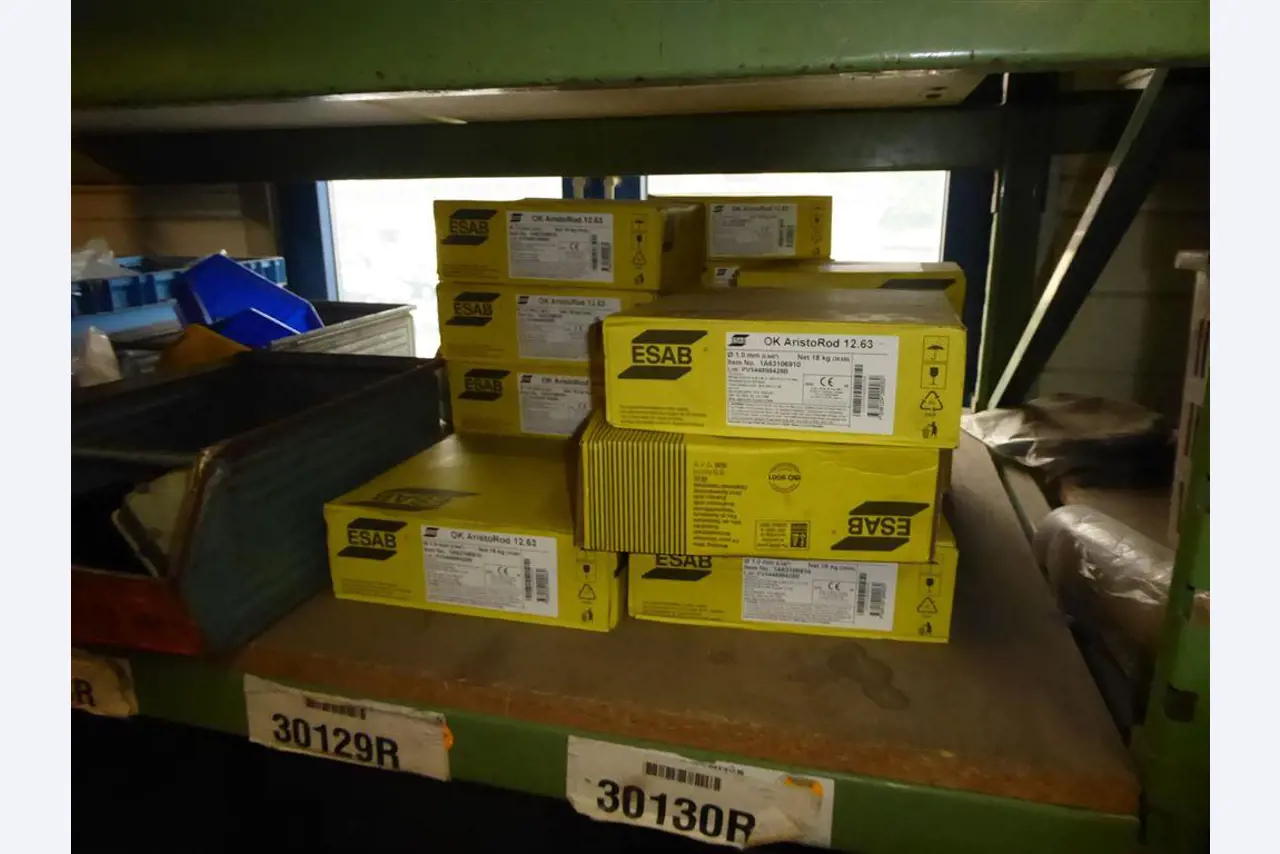 Equipement d'entreprise et de commerce dans le domaine de la construction métallique et de la soudure<br>.-8