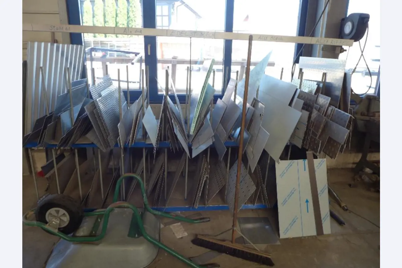 Equipement d'entreprise et de commerce dans le domaine de la construction métallique et de la soudure<br>.-10