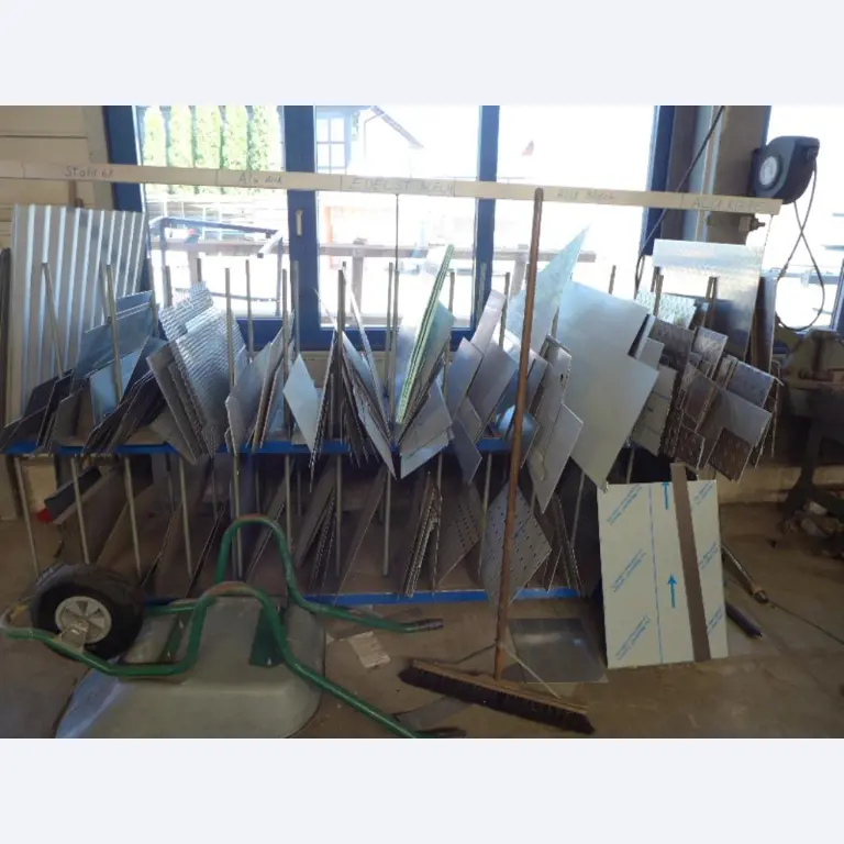 Equipement d'entreprise et de commerce dans le domaine de la construction métallique et de la soudure<br>.-10