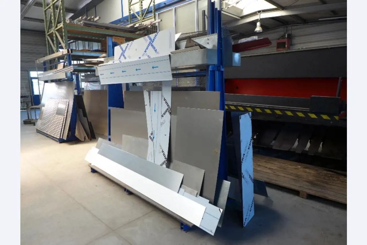 Equipement d'entreprise et de commerce dans le domaine de la construction métallique et de la soudure<br>.-11