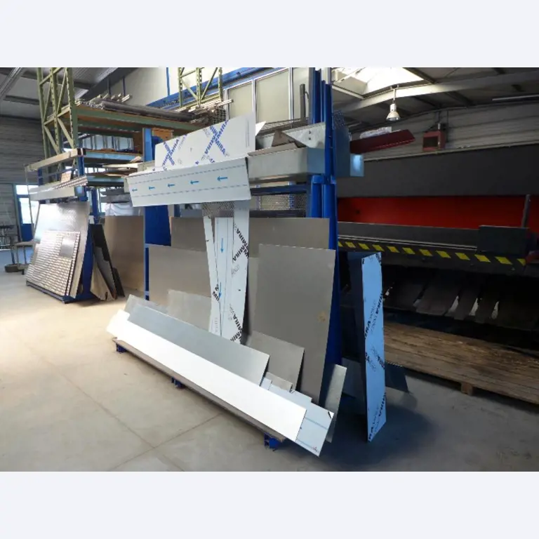 Equipement d'entreprise et de commerce dans le domaine de la construction métallique et de la soudure<br>.-11