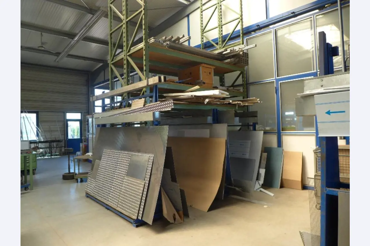 Equipement d'entreprise et de commerce dans le domaine de la construction métallique et de la soudure<br>.-12