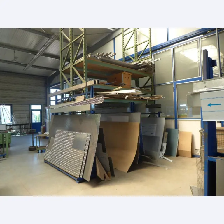 Equipement d'entreprise et de commerce dans le domaine de la construction métallique et de la soudure<br>.-12