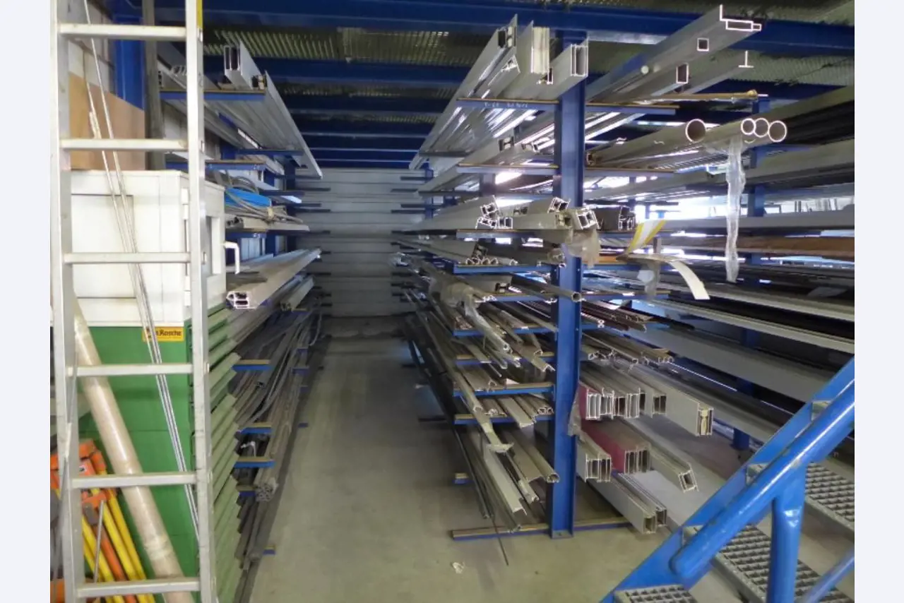 Equipement d'entreprise et de commerce dans le domaine de la construction métallique et de la soudure<br>.-13