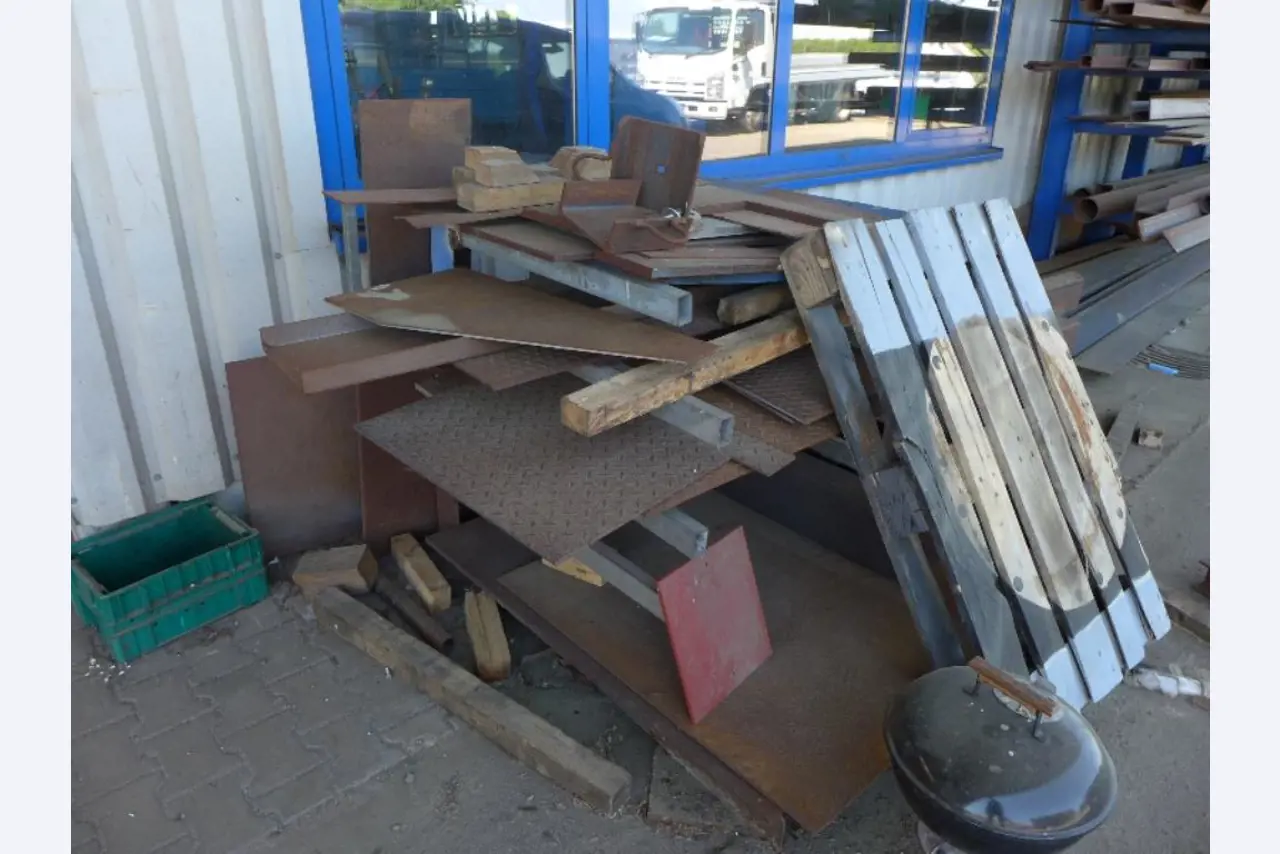 Equipement d'entreprise et de commerce dans le domaine de la construction métallique et de la soudure<br>.-14