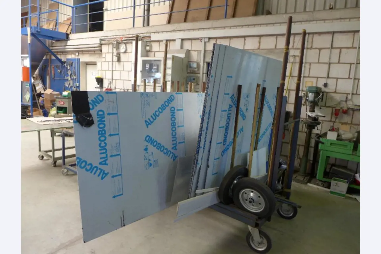 Equipement d'entreprise et de commerce dans le domaine de la construction métallique et de la soudure<br>.-16