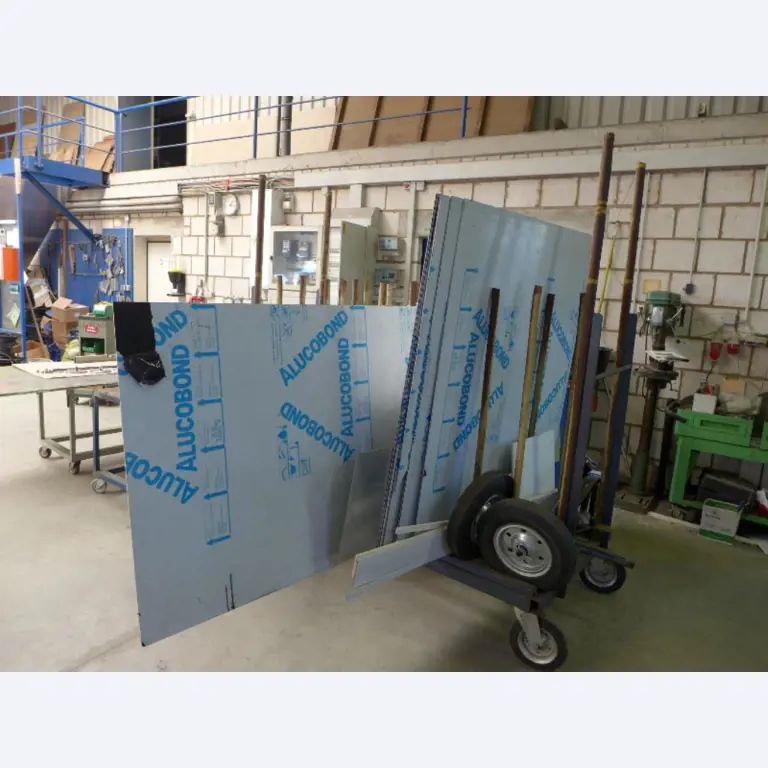 Equipement d'entreprise et de commerce dans le domaine de la construction métallique et de la soudure<br>.-16