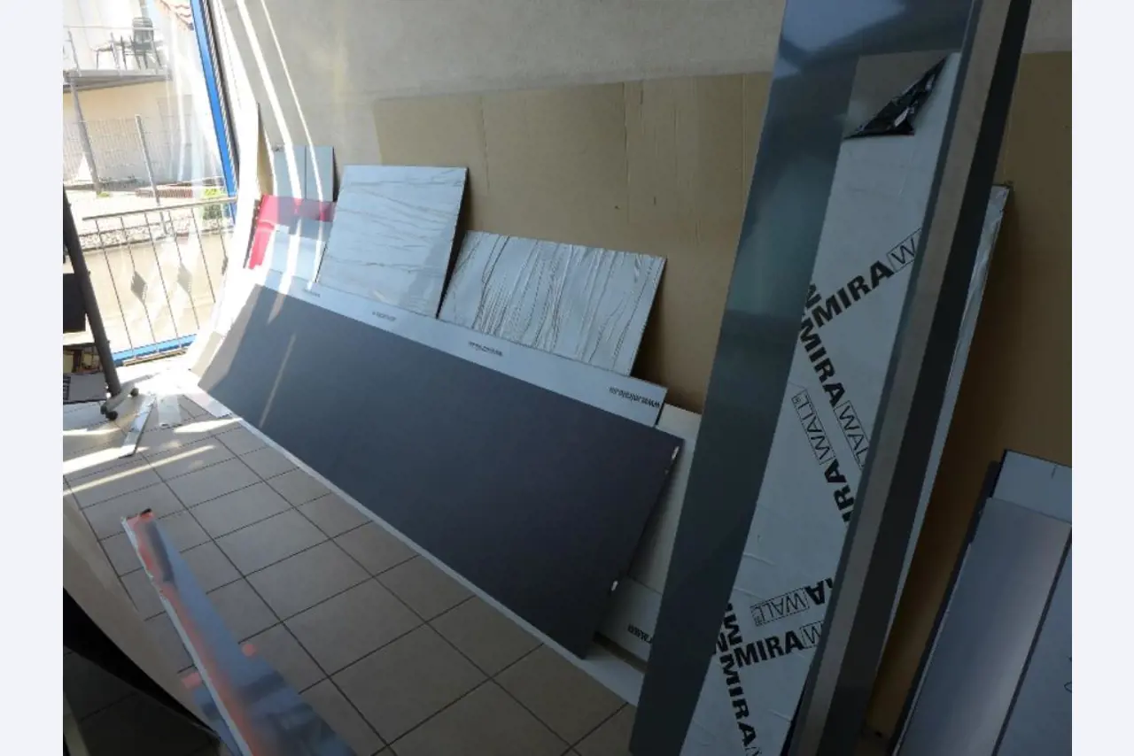 Equipement d'entreprise et de commerce dans le domaine de la construction métallique et de la soudure<br>.-17