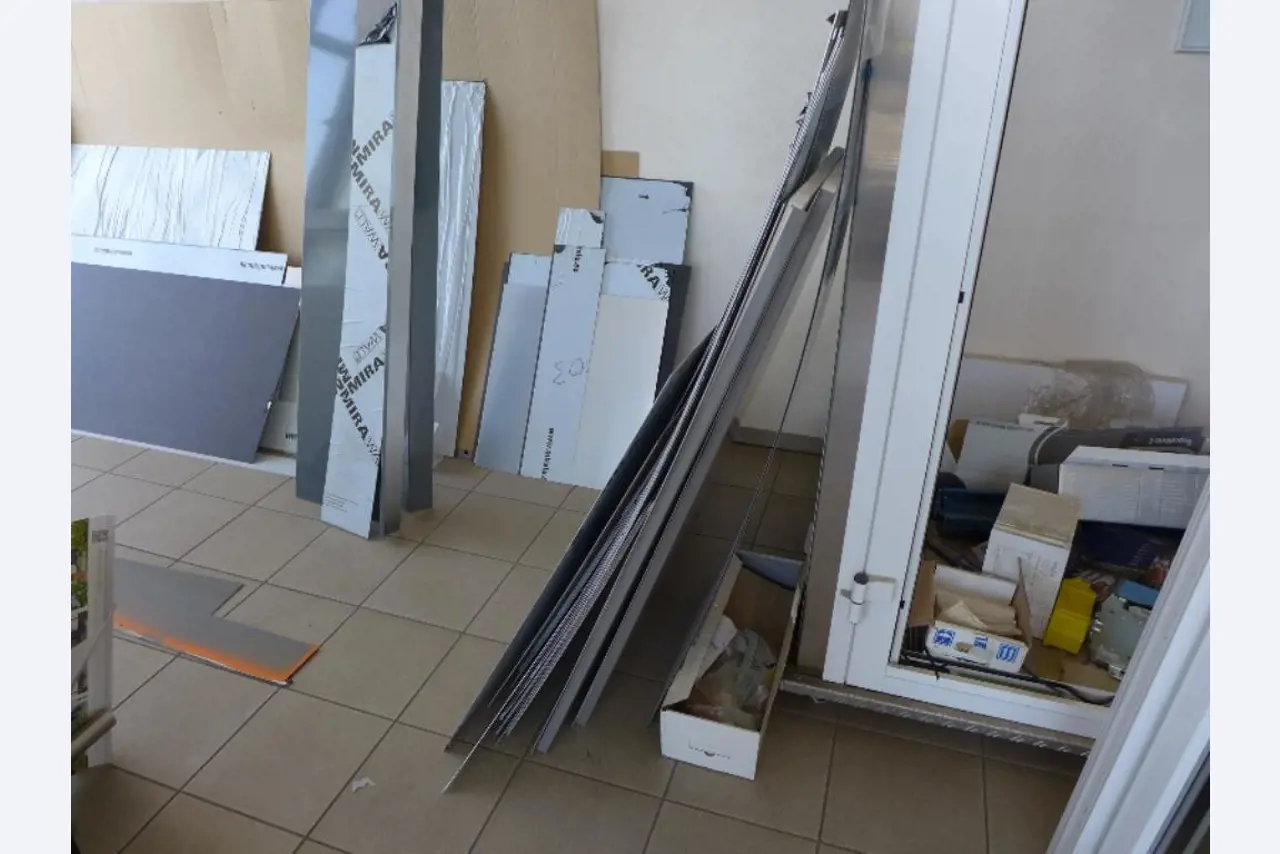 Equipement d'entreprise et de commerce dans le domaine de la construction métallique et de la soudure<br>.-18