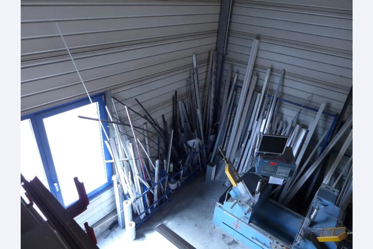 Equipement d'entreprise et de commerce dans le domaine de la construction métallique et de la soudure<br>.-19