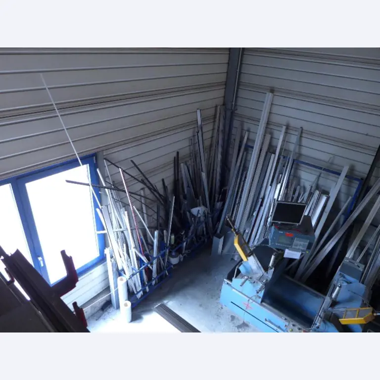 Equipement d'entreprise et de commerce dans le domaine de la construction métallique et de la soudure<br>.-19