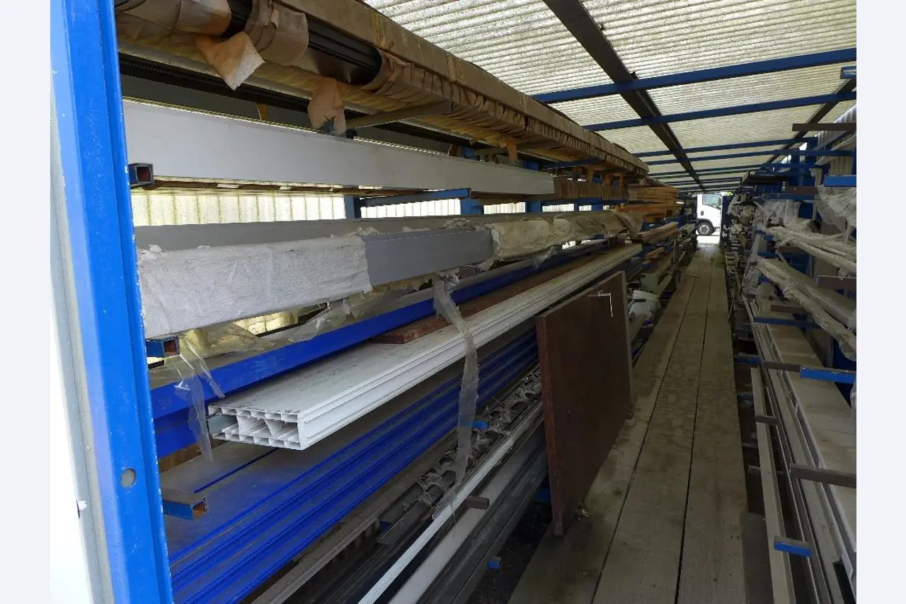 Equipement d'entreprise et de commerce dans le domaine de la construction métallique et de la soudure<br>.-1