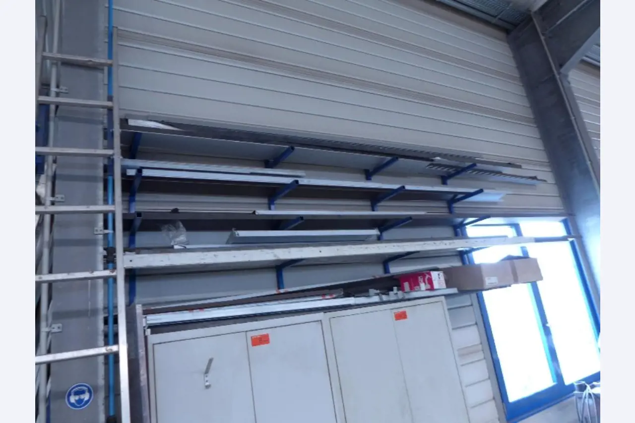 Equipement d'entreprise et de commerce dans le domaine de la construction métallique et de la soudure<br>.-20