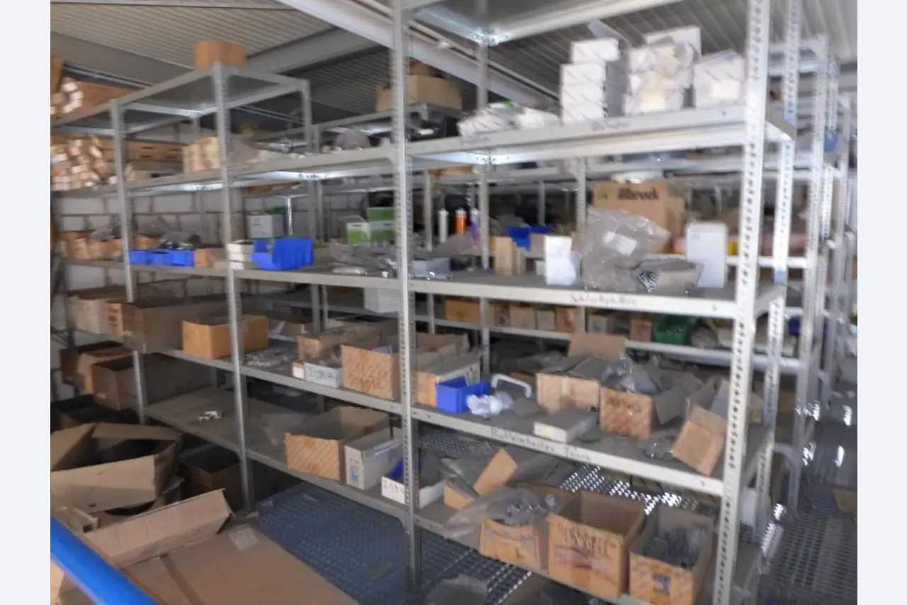 Equipement d'entreprise et de commerce dans le domaine de la construction métallique et de la soudure<br>.-21