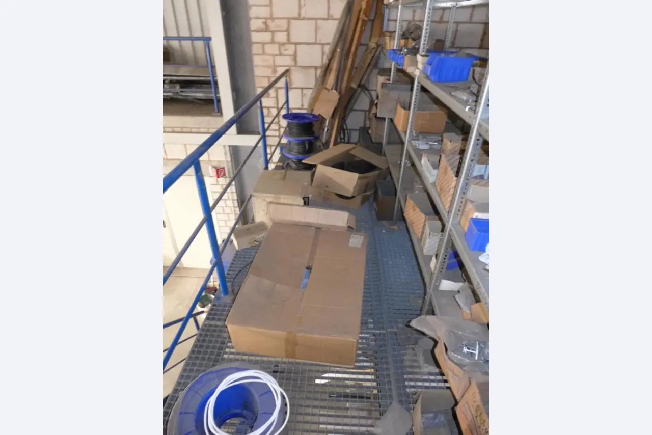 Equipement d'entreprise et de commerce dans le domaine de la construction métallique et de la soudure<br>.-22