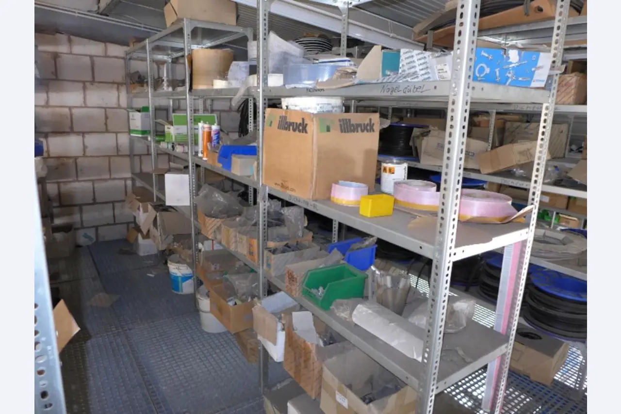 Equipement d'entreprise et de commerce dans le domaine de la construction métallique et de la soudure<br>.-23