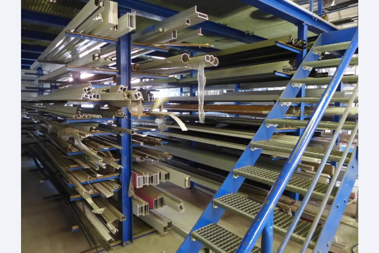 Equipement d'entreprise et de commerce dans le domaine de la construction métallique et de la soudure<br>.-24