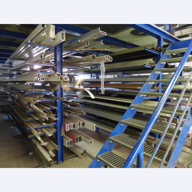 Equipement d'entreprise et de commerce dans le domaine de la construction métallique et de la soudure<br>.-24