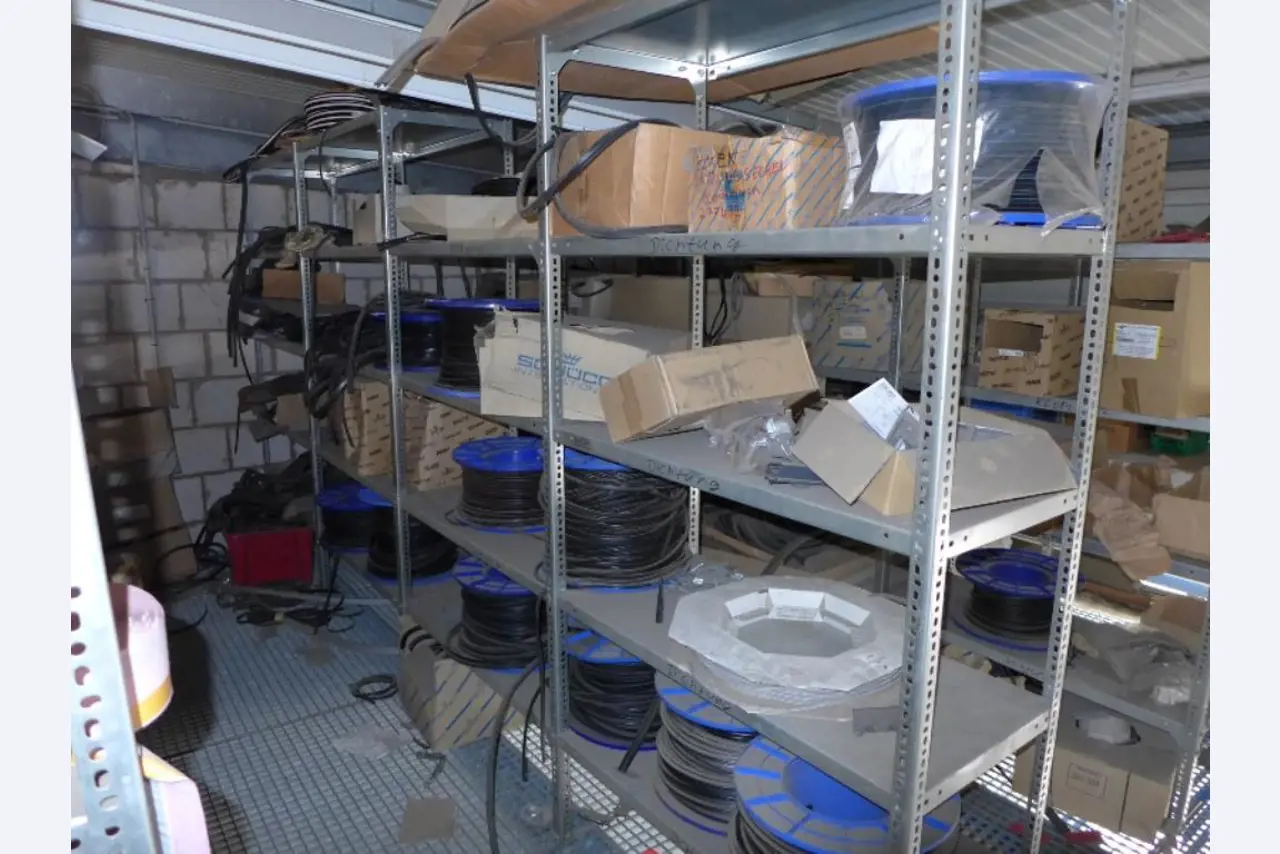 Equipement d'entreprise et de commerce dans le domaine de la construction métallique et de la soudure<br>.-25